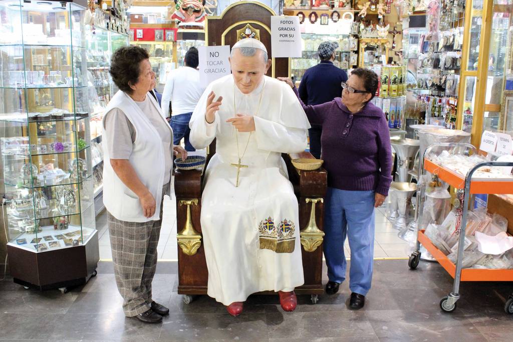 Consentido. Los fieles mexicanos buscan los souvenirs de Juan Pablo II, a quien aún recuerdan con mucho cariño.

