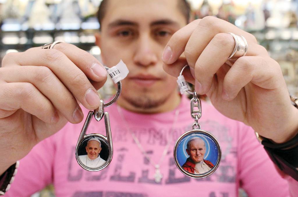 Imborrable. Los recuerdos del Papa Francisco I son menos frente a los de Juan Pablo II, que continúan vendiéndose a más de 10 años de su muerte.
