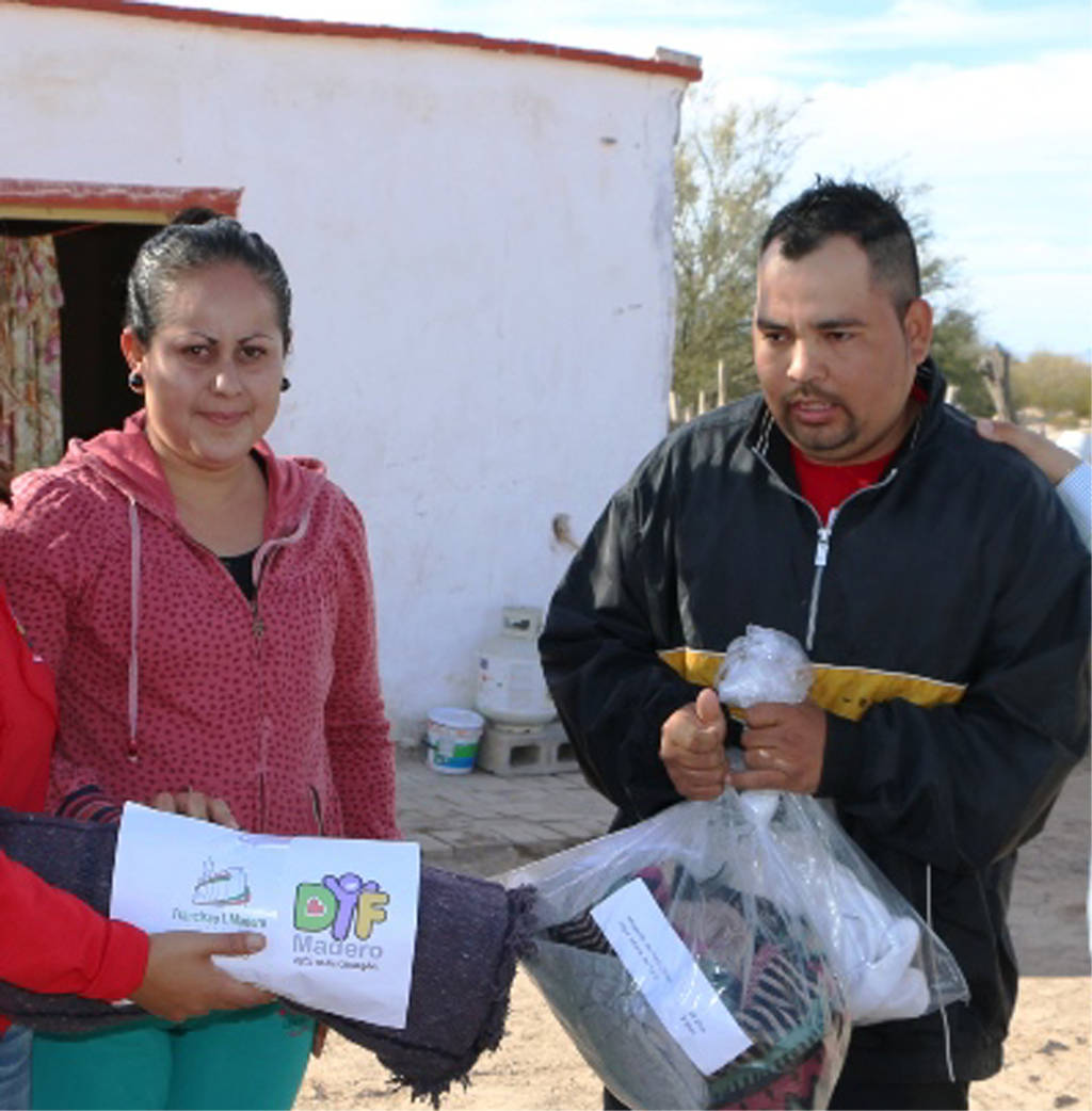 Apoyos. Las autoridades recorrieron tres comunidades para entregar, cobijas, chamarras y apoyos alimenticios. (CORTESÍA)