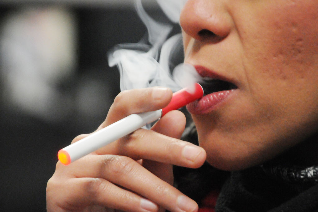 Según el reporte, el aumento en el uso de cigarros electrónicos entre esa población fue del 1.5 por ciento en 2011 al 13 por ciento en 2014. (ARCHIVO)