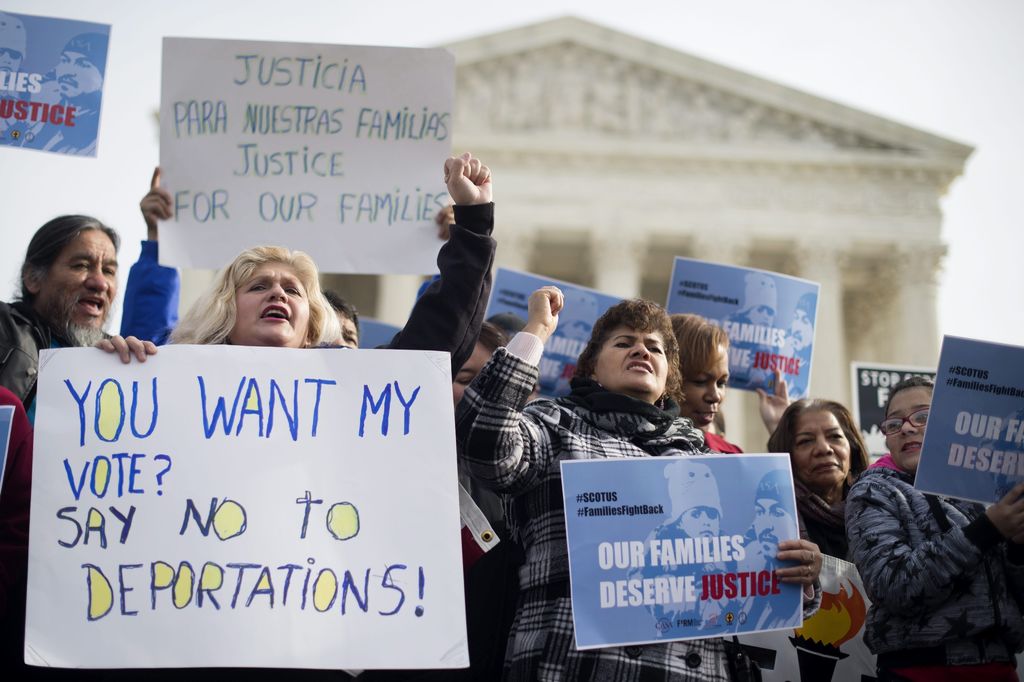 Algunas personas realizaron manifestacionesafuera del Tribunal   Supremo de Washington contra la deportación. (EFE)