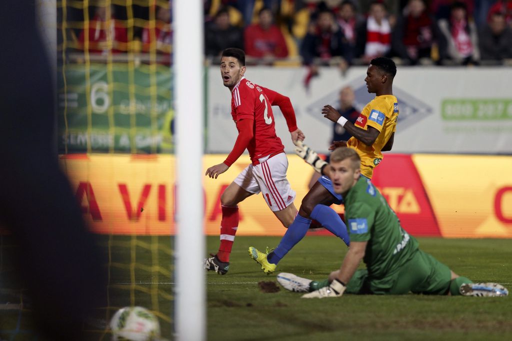 Pizzi anota el gol del triunfo para el Benfica, ante Estoril. Benfica remonta y se acerca al líder 