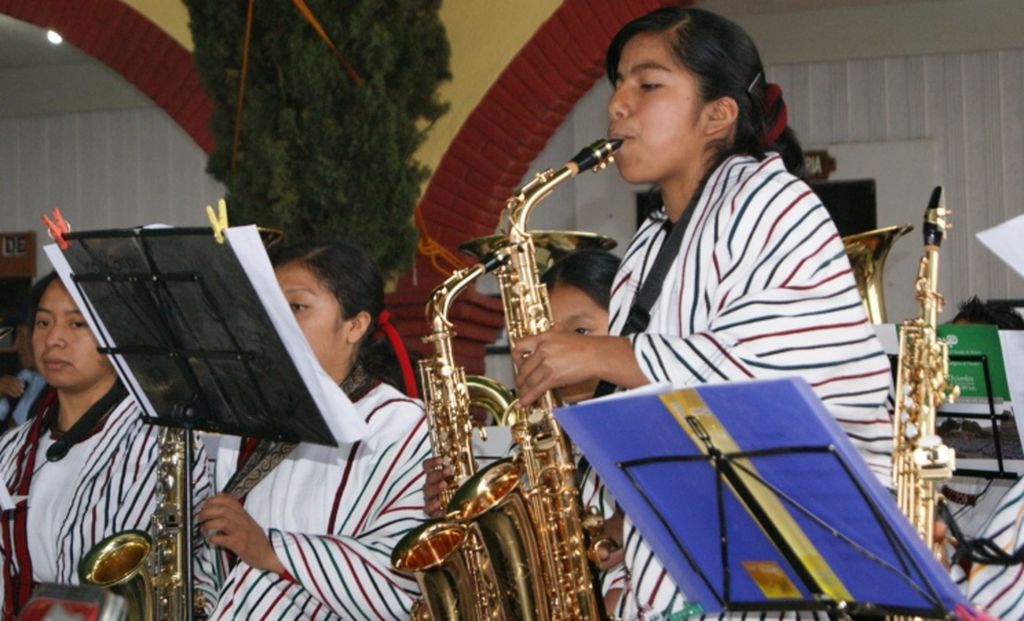 Ensayo. Una niña indígena ensaya la música que acompañará al Papa en su visita a Chiapas.
