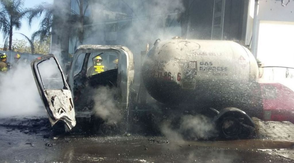 15 personas resultaron lesionadas tras incendiarse una pipa de gas L.P. en el municipio Tonalá.
