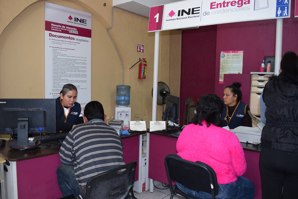 Entrega. El INE busca a las personas que no acudieron a recoger su credencial para votar desde hace dos años. (MARY VÁZQUEZ)