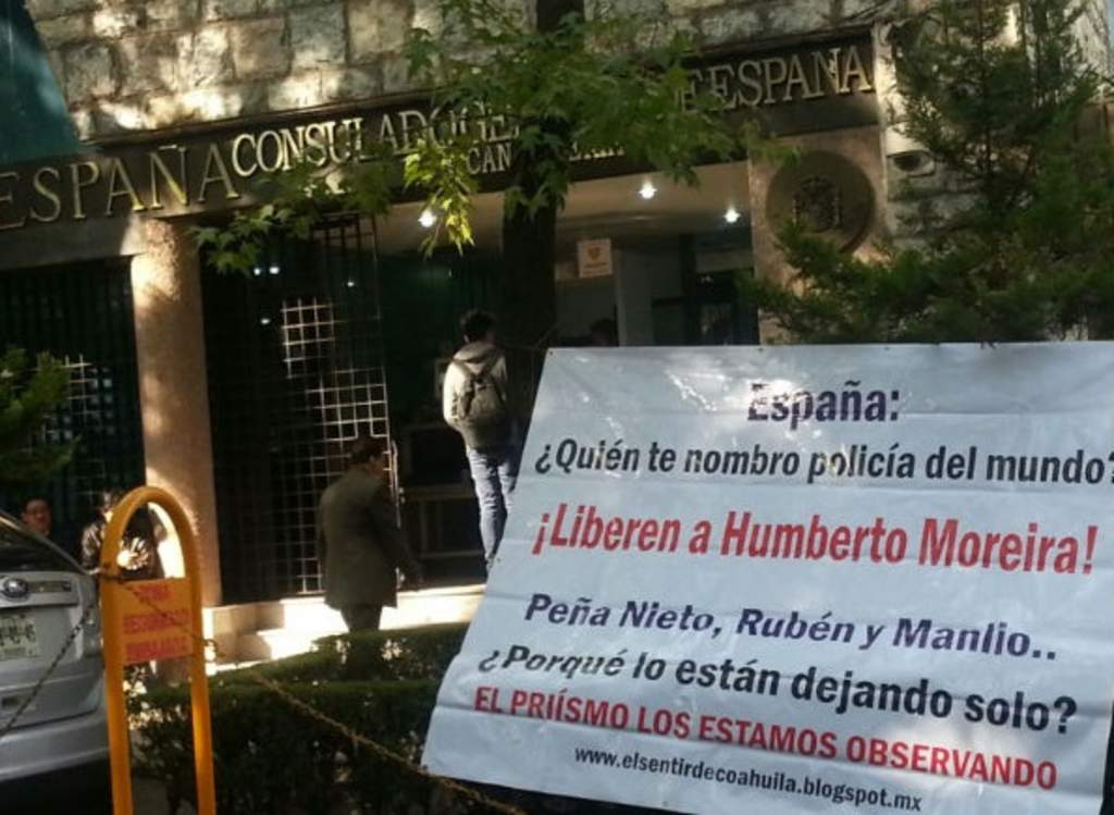 'España: ¿Quién te nombró policía del mundo? ¡Liberen a Humberto Moreira!', se exige en la lona. (ESPECIAL)