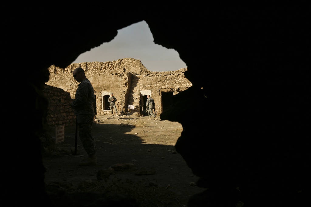 Destrucción. En la imagen se observa a unos soldados realizando una exploración sobre la templo cristiano destruido.