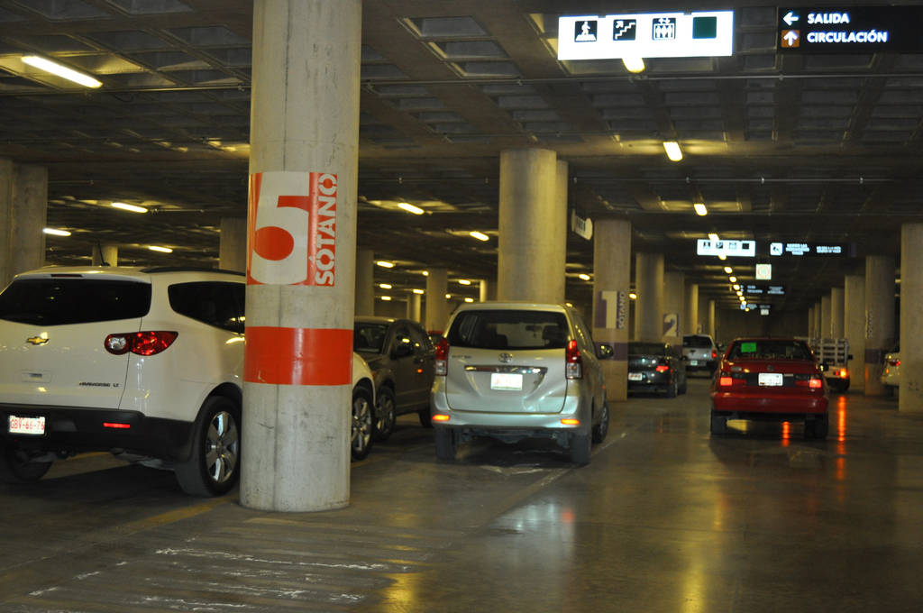 Se llena. Automovilistas 'improvisaron' espacios ante la falta de lugar en el estacionamiento de la Presidencia Municipal. (GUADALUPE MIRANDA)