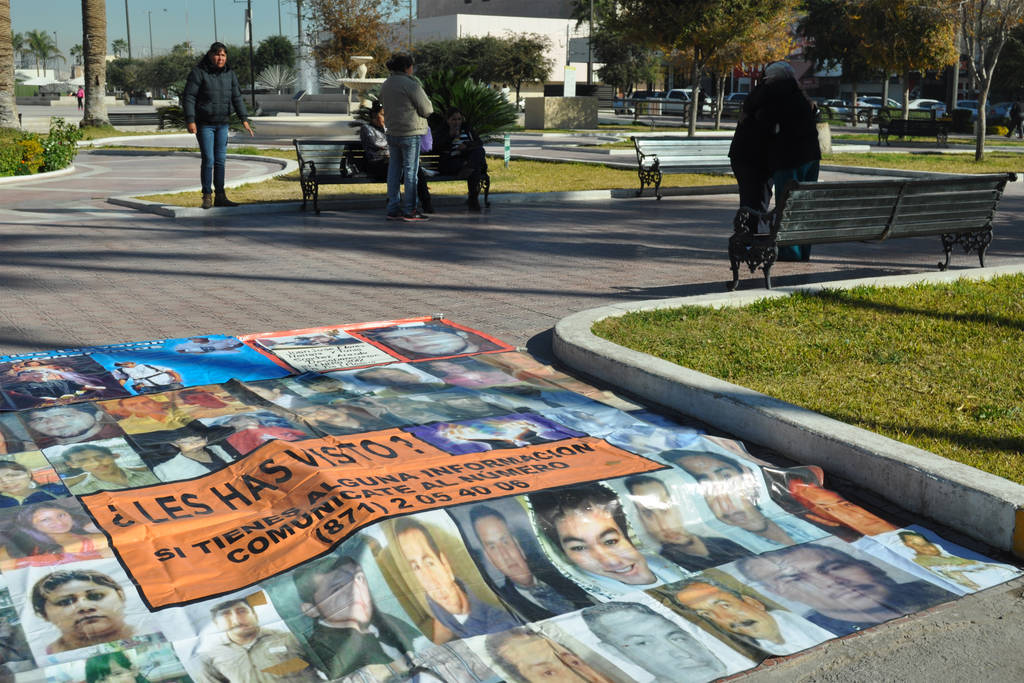 Sin pistas. Manuela Herrera se manifestó de forma pacífica en la Plaza Mayor en el cuarto aniversario de la desaparición de su hijo. (EL SIGLO DE TORREÓN)