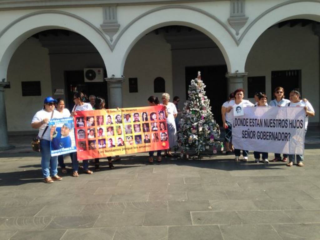 Protesta. Familiares de desaparecidos cuestionaron la actuación del gobernador Javier Duarte, al colocar en Veracruz un pino con los rostros de sus familiares que aún no encuentran.