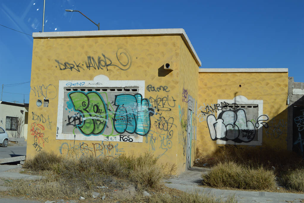 En el olvido. Cuadras enteras en Valles del Nazas lucen viviendas totalmente inservibles a causa del abandono y el vandalismo.