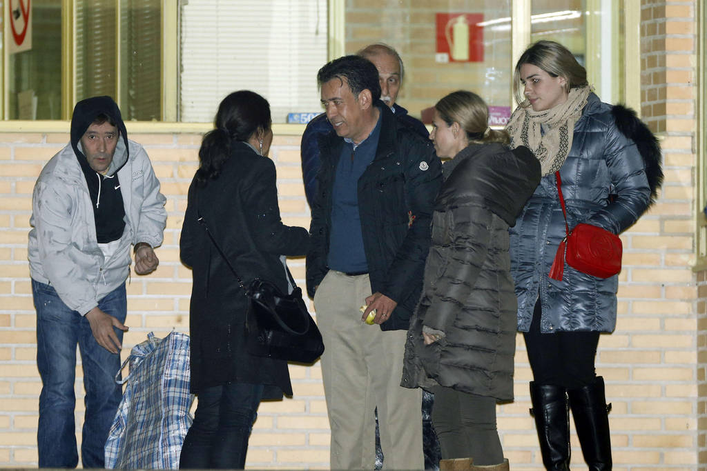 Seguimiento. El exgbernador Humberto Moreira, al salir de la prisión de Soto del Real, España, el viernes pasado.