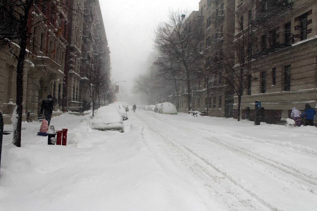 Impacto.  Nueva York amaneció cubierta de nieve debido a la tormenta invernal que ha dejado más de una decena de muertos. (EFE)