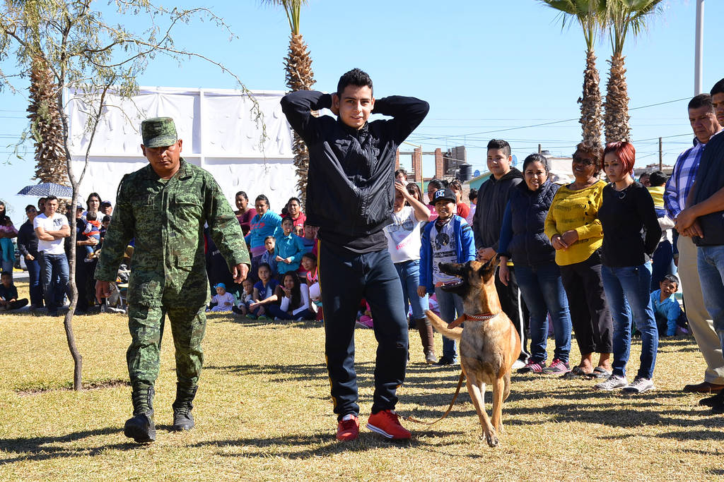 Demostración. Elementos del Ejército dieron una demostración del entrenamiento que brindan a su escuadrón canino. (Fernando Compeán)
