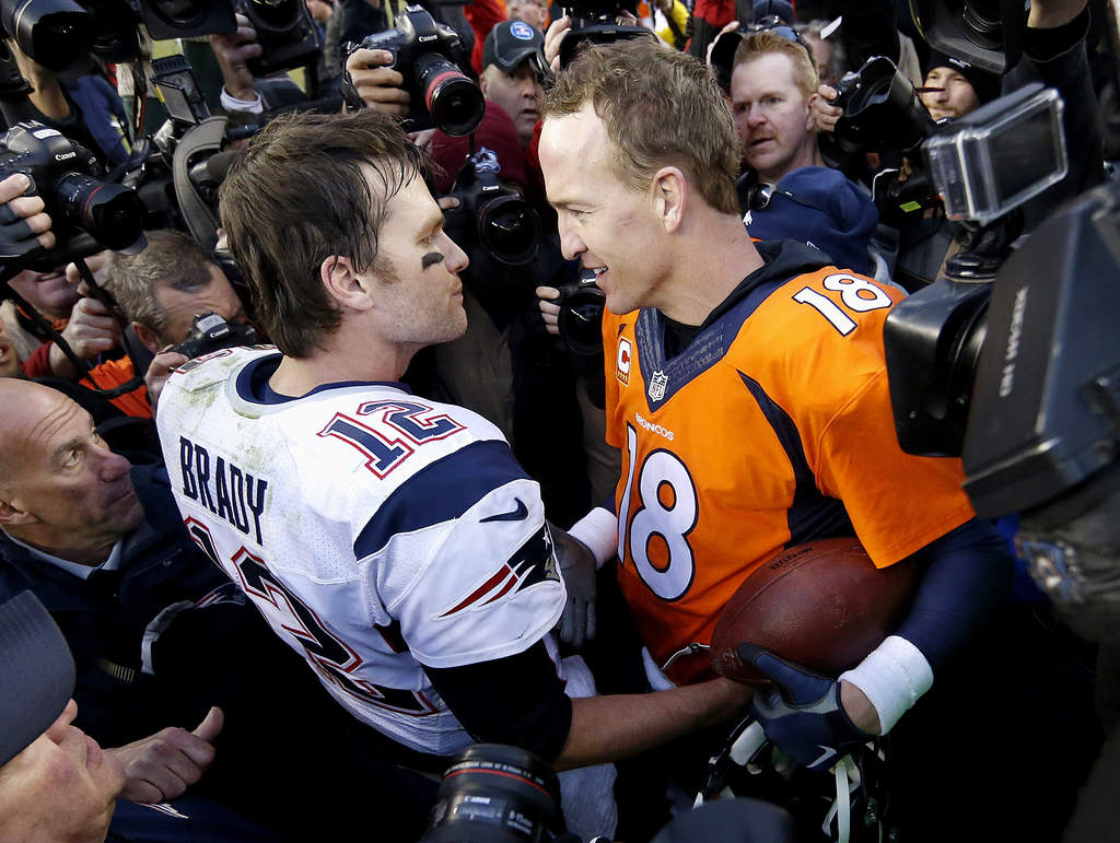 Tom Brady y Peyton Manning se saludaron al final del partido. (AP)