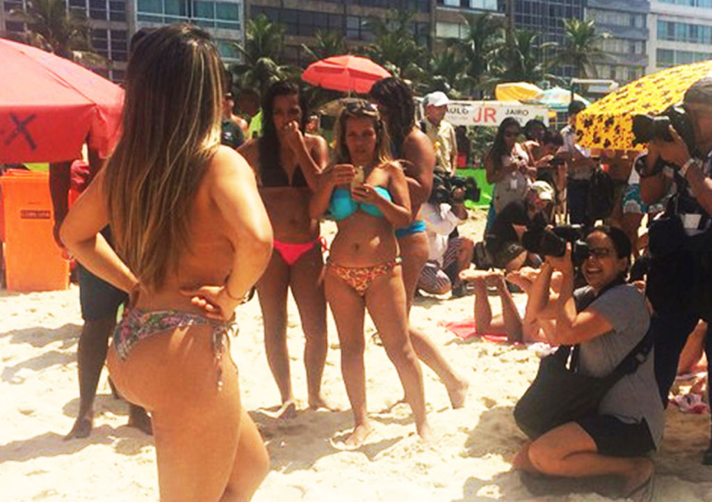 Las chicas salieron a las playas de Río de Janeiro para difundir sus acalorado mensaje. (ESPECIAL)