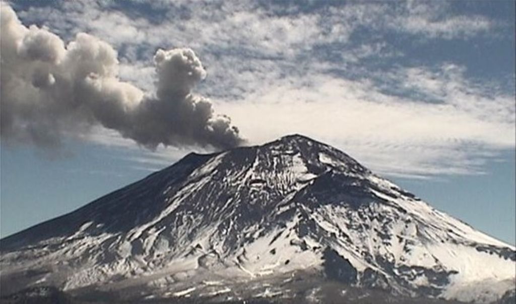 En las últimas 24 horas, el volcán Popocatépetl emitió 39 exhalaciones de baja intensidad y con ligeras cantidades de ceniza. (TWITTER)