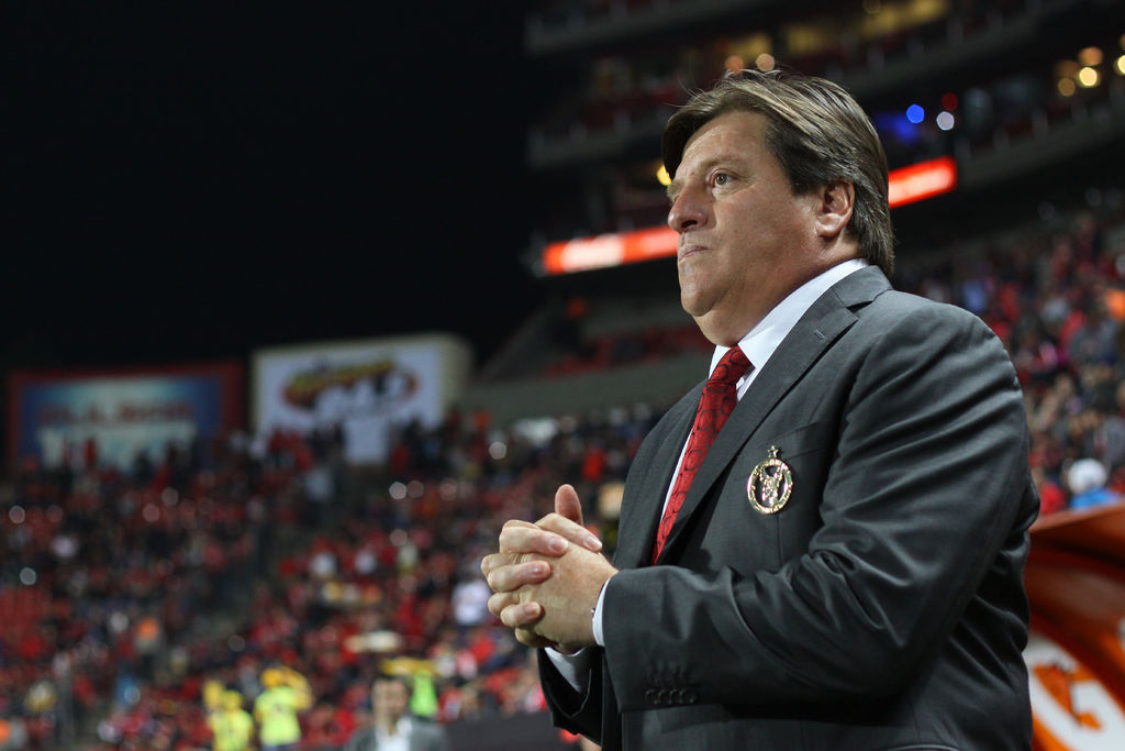 Miguel Herrera, técnico de Xolos, no podrá estar en la visita que realizará su equipo para enfrentar a Veracruz, debido a que fue suspendido un duelo. (ARCHIVO)
