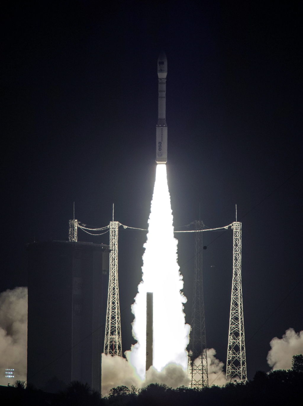 El primero de los satélites de esta familia, el 'Sentinel-2A', fue puesto en órbita el 23 de junio del pasado año con un cohete Vega que despegó desde la base de Kurú, en la Guayana francesa. (ARCHIVO)