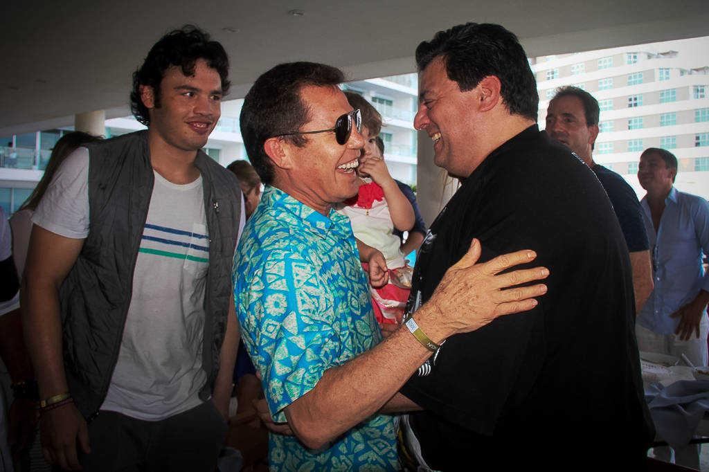 Julio César Chávez junto a Mauricio Sulaimán. Acepta Chávez que conoce a narcos; niega relación