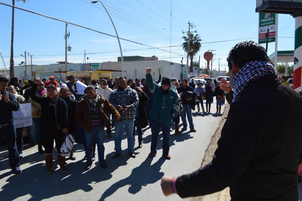 Protestan. Maestros del SNTE en Matamoros armaron una manifestación en contra de la Reforma Educativa. (EL SIGLO DE TORREÓN)