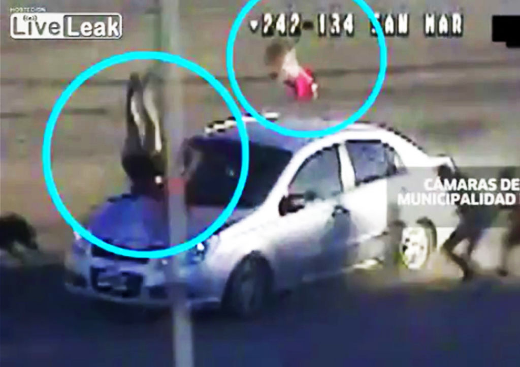 Madre e hija fueron embestidas por los ladrones a bordo del auto robado. (YOUTUBE)