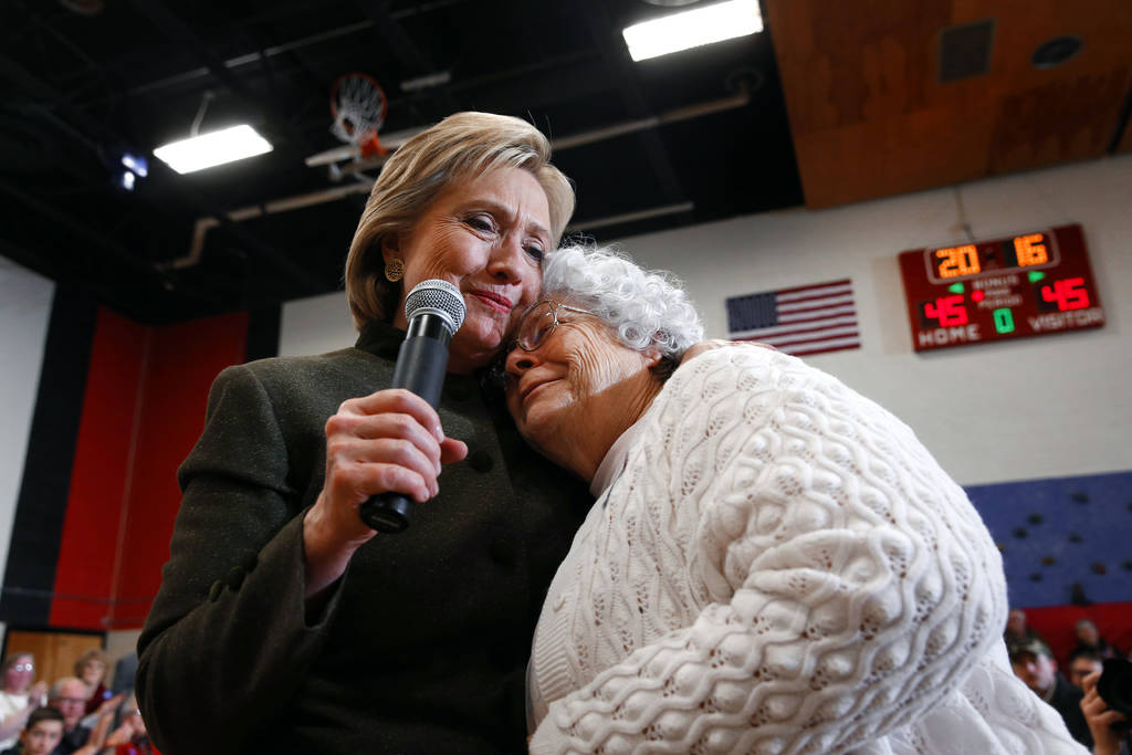 Campaña. Unos días antes de que inicien las primarias, Hillary Clinton abraza a una anciana. (AP)