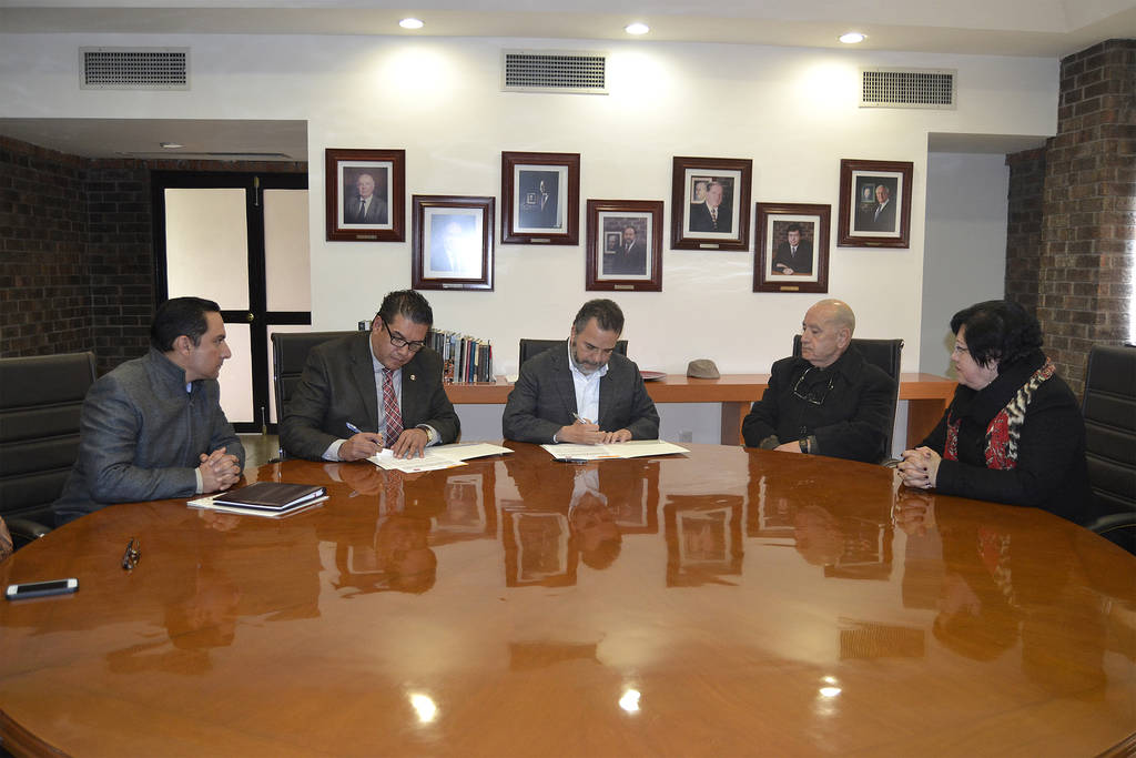 Compromiso. Representantes de Ibero Torreón y la Secretaría de Economía firman convenio de colaboración. (EDITH GONZÁLEZ)
