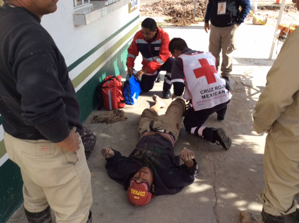 Auxilio. Los paramédicos auxiliaron al trabajador y luego de tranquilizarlo, fue llevado a un hospital del Sector Salud.