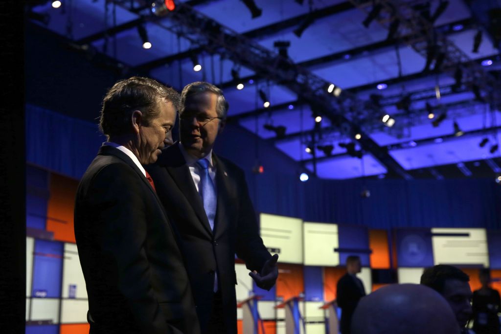 Último. En la fotografía se observa a Jeb Bush al finalizar el último debate republicano. (AP)