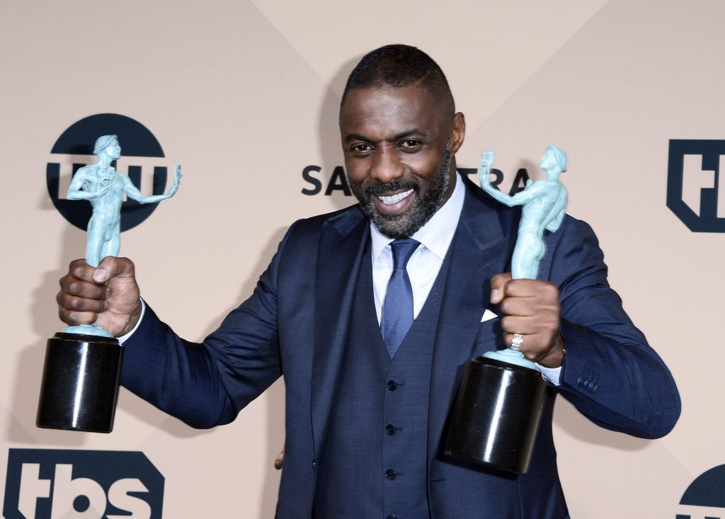 El británico Idris Elba hizo doblete como mejor actor de reparto (Beasts of No Nation) y mejor actor en una película para televisión o miniserie (Luther). (EFE)
