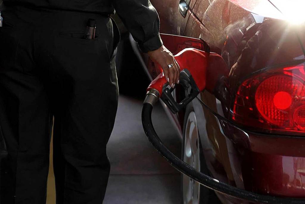 Desciende. Sólo tres centavos por litro bajará el precio de la gasolina Premium en febrero.