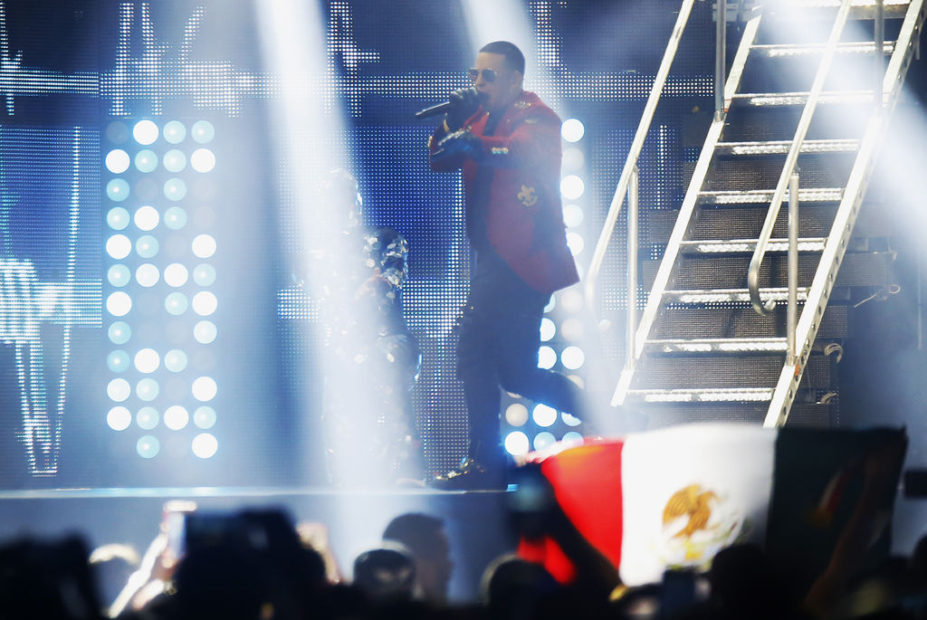 El cantante puertorriqueño Daddy Yankee, intérprete de éxitos como La gasolina, Lo que pasó, pasó, Pose y Rompe, festeja este miércoles su cumpleaños número 39, a la espera de iniciar las emisiones en el próximo marzo de la cuarta edición de La Voz kids, en la que será “coach”. (ARCHIVO)