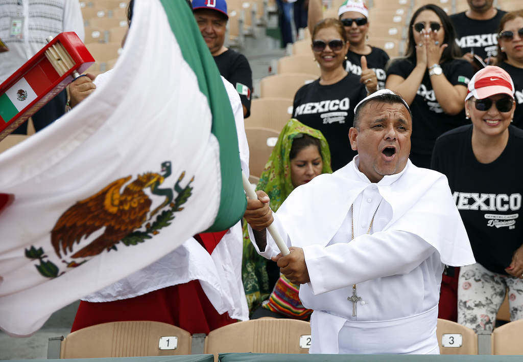 De entre los aficionados, resaltaba la figura papal de este mexicano.
