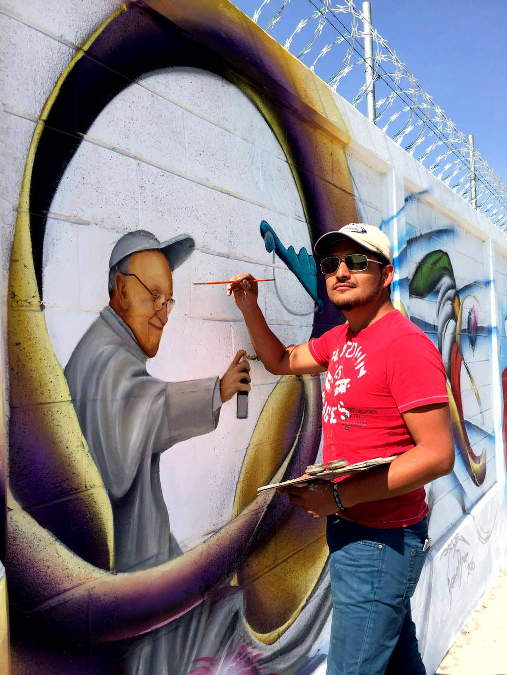En el pared. Grafiteros pintaron las bardas ubicadas en el trayecto que realizará el Papa Francisco en su visita a Ecatepec.