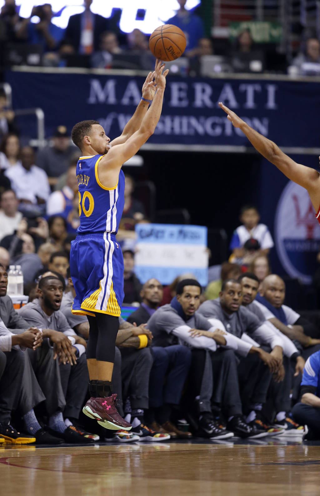 Stephen Curry brilló intensamente en la victoria de Golden State sobre Washington. El Jugador Más Valioso logró 11 triples. (AP)