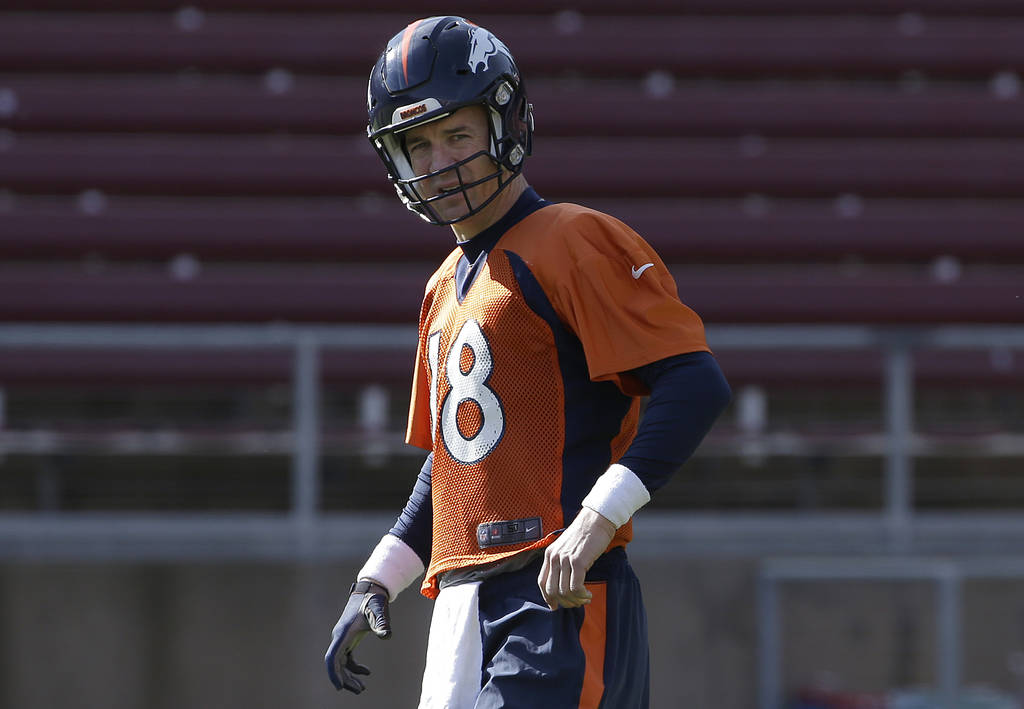 Peyton Manning se dio tiempo para recordar a sus entrenadores y lo que han influenciado el desarrollo de su carrera. (AP)