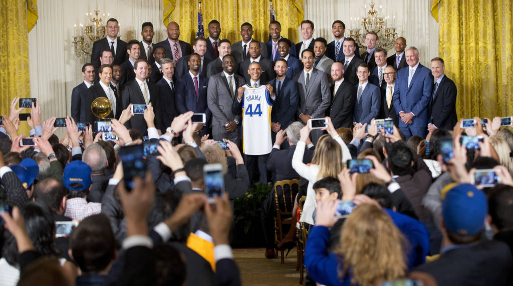 El presidente de Estados Unidos, Barack Obama, recibió ayer en la Casa Blanca a los campeones de la NBA, los Warriors de Golden State. (AP)
