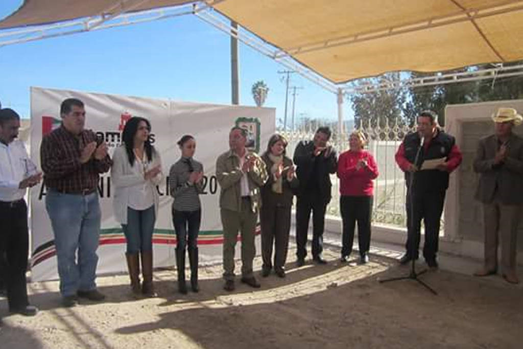 Inician obras. Alcalde de Matamoros dio 'banderazo' a las obras de colocación de pavimento hidráulico en El Coyote. (CORTESÍA)