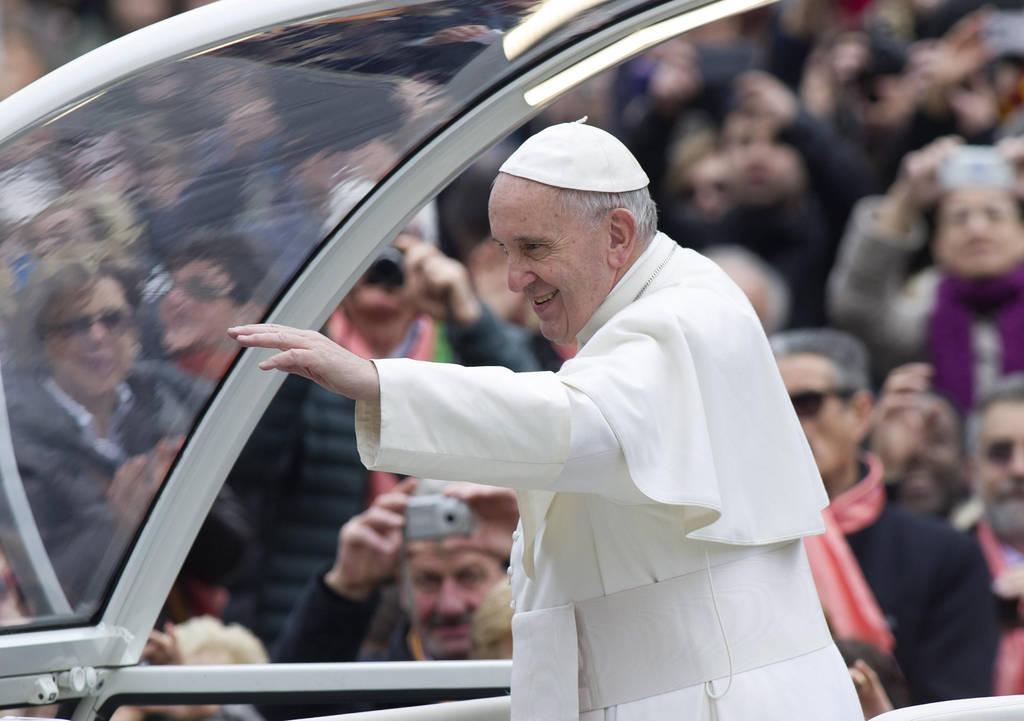 Demanda. Fieles católicos de Gómez Palacio esperan la llegada de los boletos para acudir a ver al Papa Francisco.