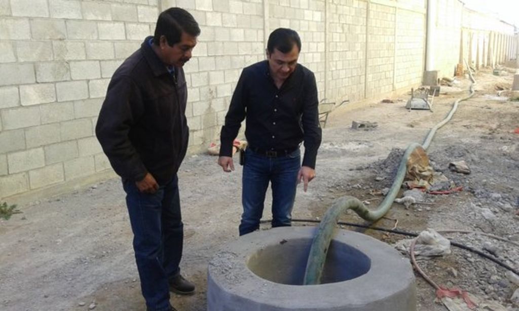 El licenciado Xavier Herrera supervisó el operativo en que se clausuró la conexión de la empresa, ubicada en la zona industrial de Torreón. (TWITTER)