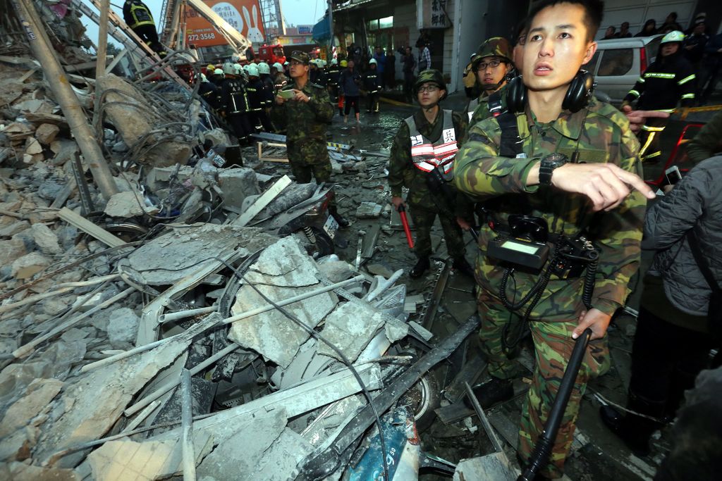 En Tainan, suroeste de Taiwán, se implementó un plan de emergencia para auxiliar a los afectados luego que varios edificios sufrieron daños. (EFE)