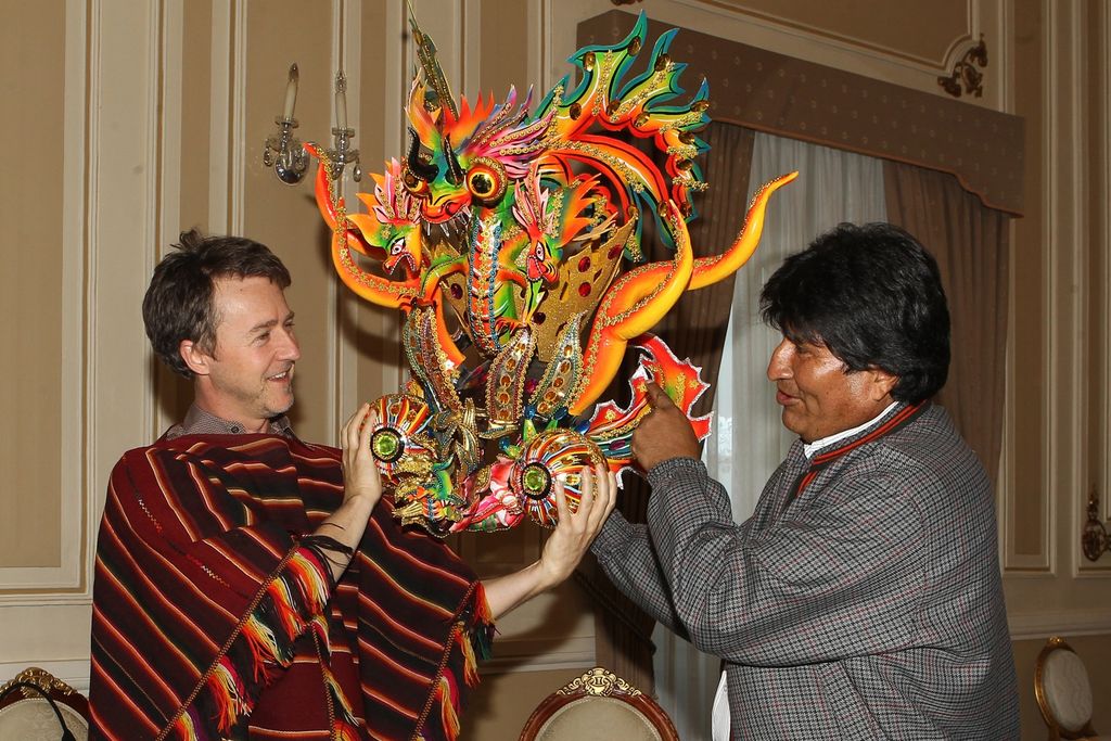 'Es un gran momento en mi vida', afirmó Norton tras recibir un poncho tejido por indígenas quechuas que le obsequió Morales. (EFE)