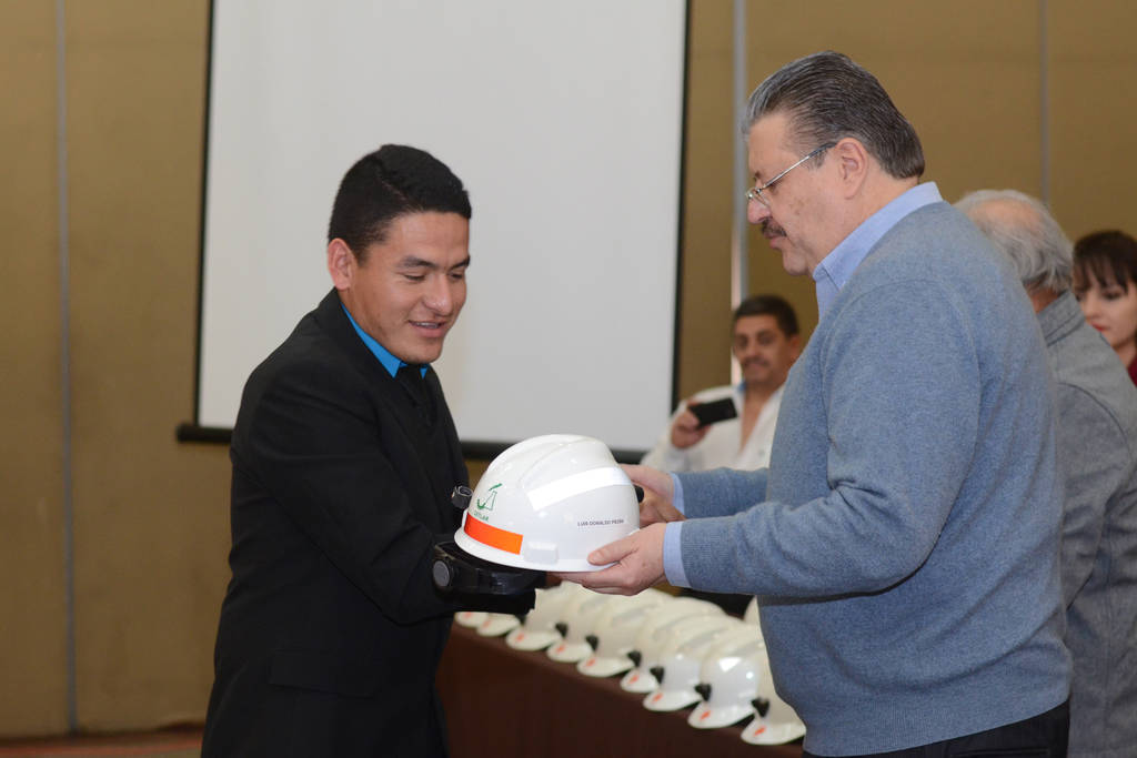 Casco. Fernando Alanís, director general de Industrias Peñoles entrega un casco de trabajo.