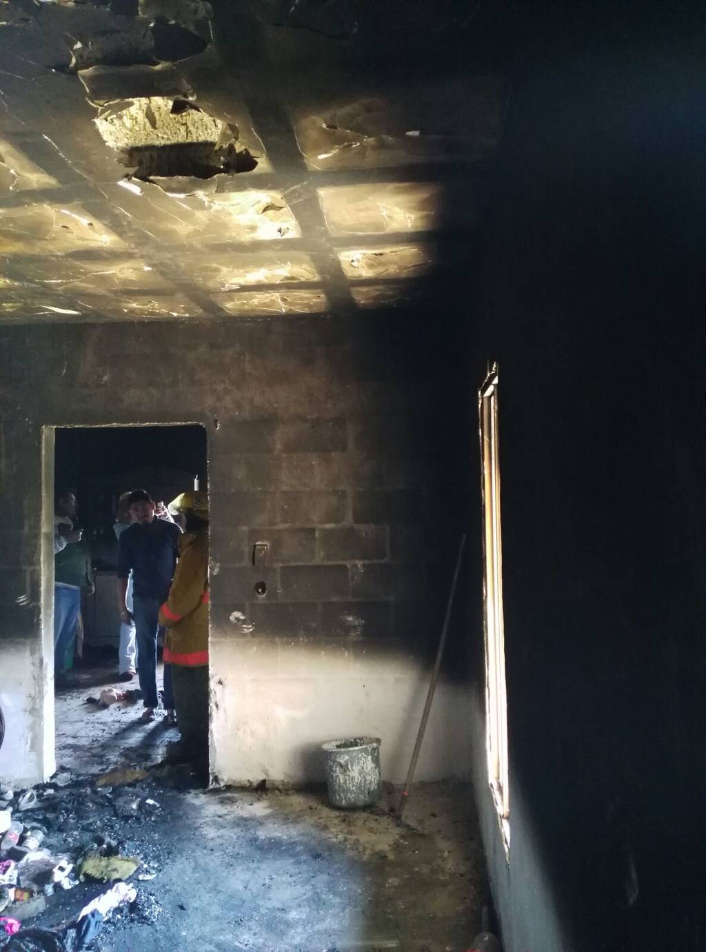 Incendio. En cuestión de minutos el fuego consumió la finca y los muebles que se encontraban en su interior, reportó Protección Civil.