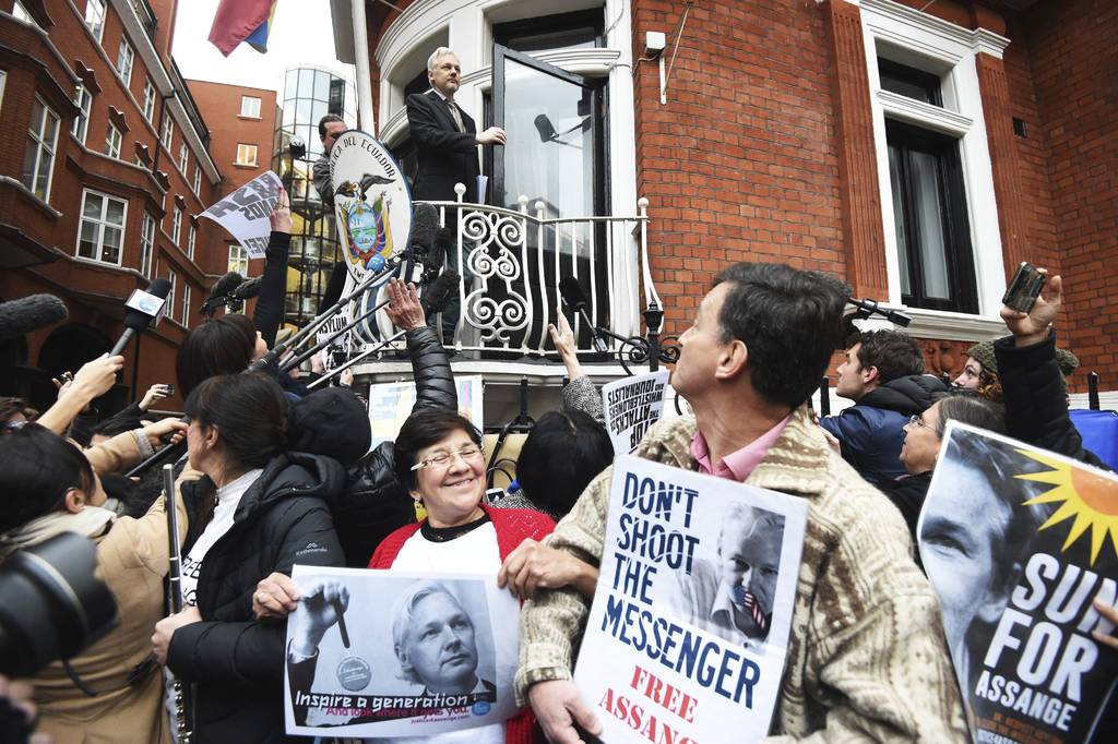Nueva etapa. Detenido aún en el embajada ecuatoriana, Julian Assange reclamó su libertad ante sus simpatizantes. 