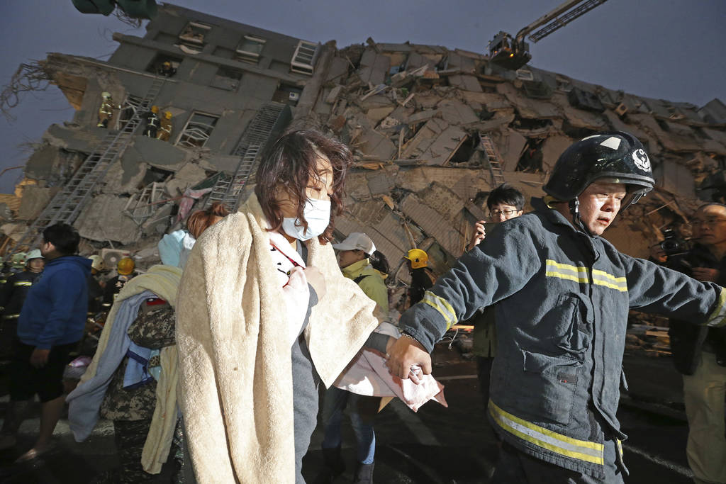 Terremoto. Más de 200 personas fueron rescatadas ayer por socorristas en Taiwán. (AP)