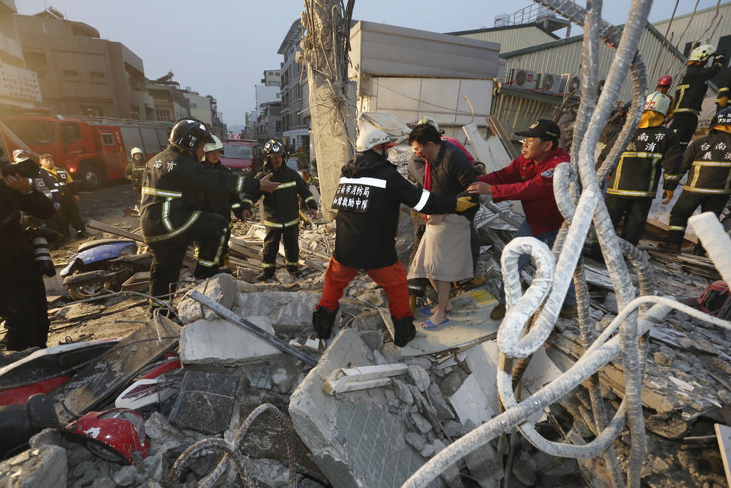 Apoyo. Un adulto mayor fue rescatado de los escombros tras el terremoto en Taiwán. (AP)