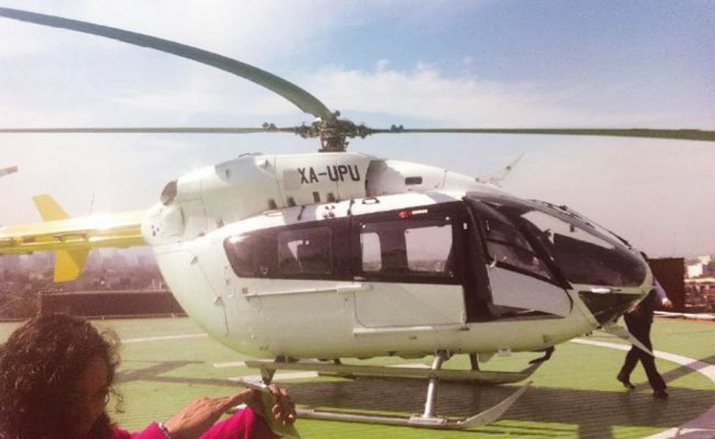 Fotografías compartidas en WhatsApp por Irán Moreno revelan que los perredistas y el alcalde de Bogotá viajaron en el helicóptero con matrícula XA-UPU, de la compañía Transportes Aéreos Pegaso, S.A. de C.V. (El UNIVERSAL)