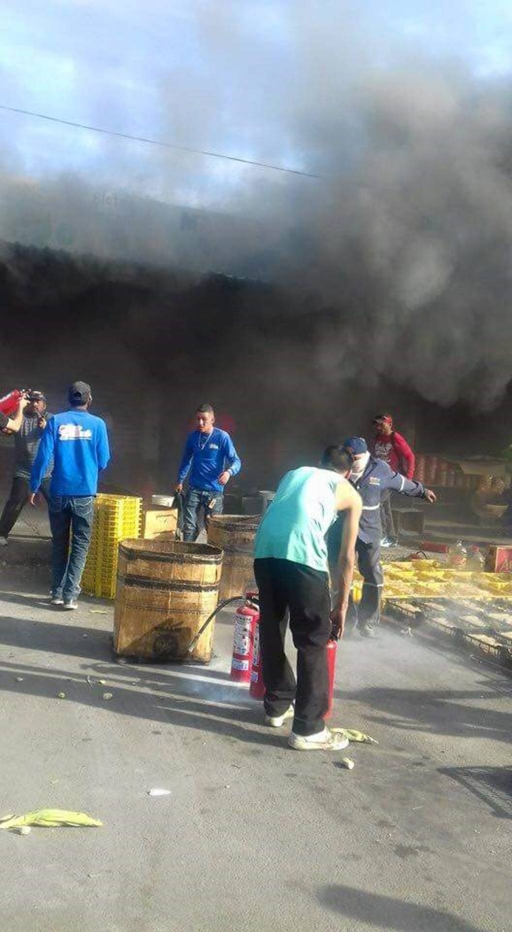 Apoyo. Locatarios del Mercado de Abastos apoyaron a los Bomberos a sofocar el incendio utilizando extinguidores. 